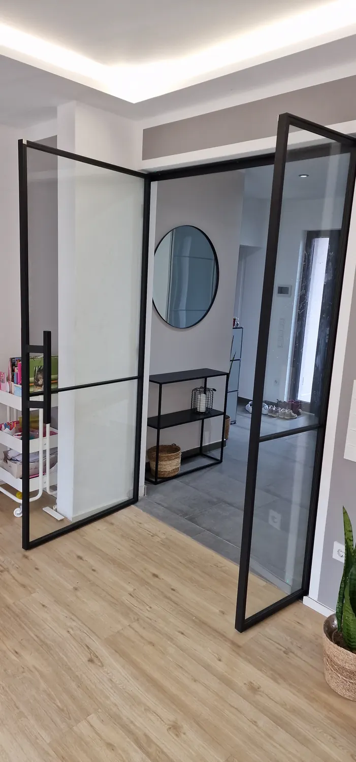 Geöffnete Doppel-Schwingtür im Loft-Design mit Stangengriffen