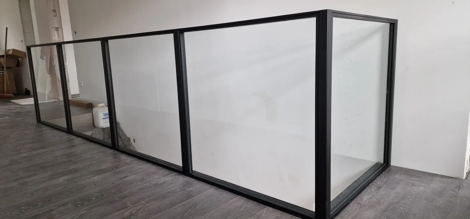 Loft-Geländer mit schwarzem Stahlrahmen und Glasfüllung an der Galerie