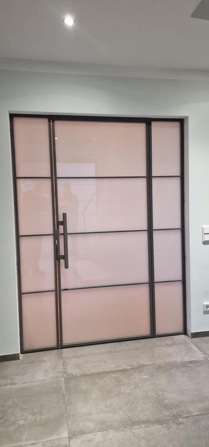 Lofttür mit satiniertem Glas, Stangengriff und zwei Festelementen